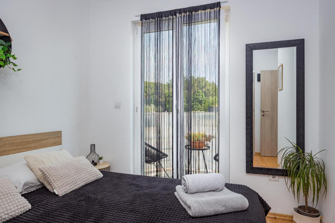 Studio Apartman Marly Pula Exterior foto