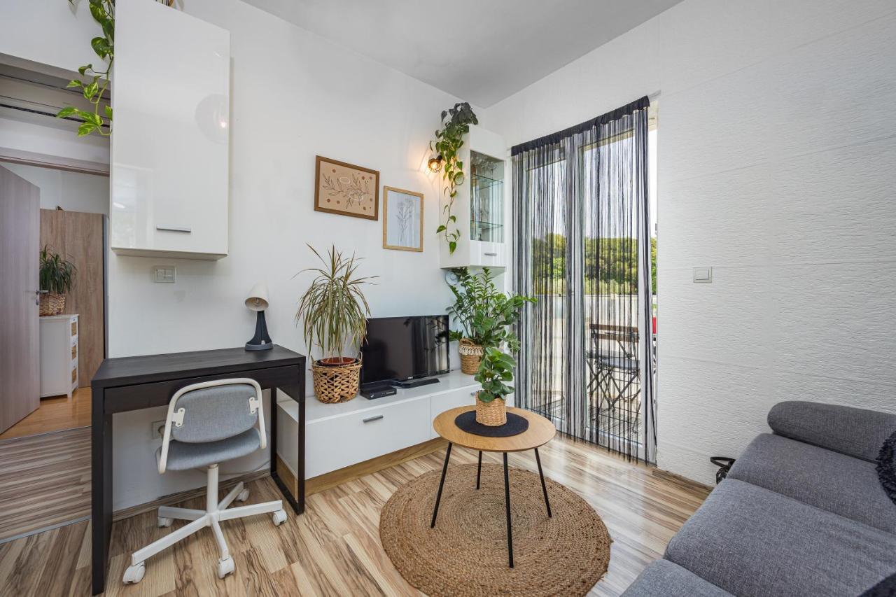 Studio Apartman Marly Pula Exterior foto