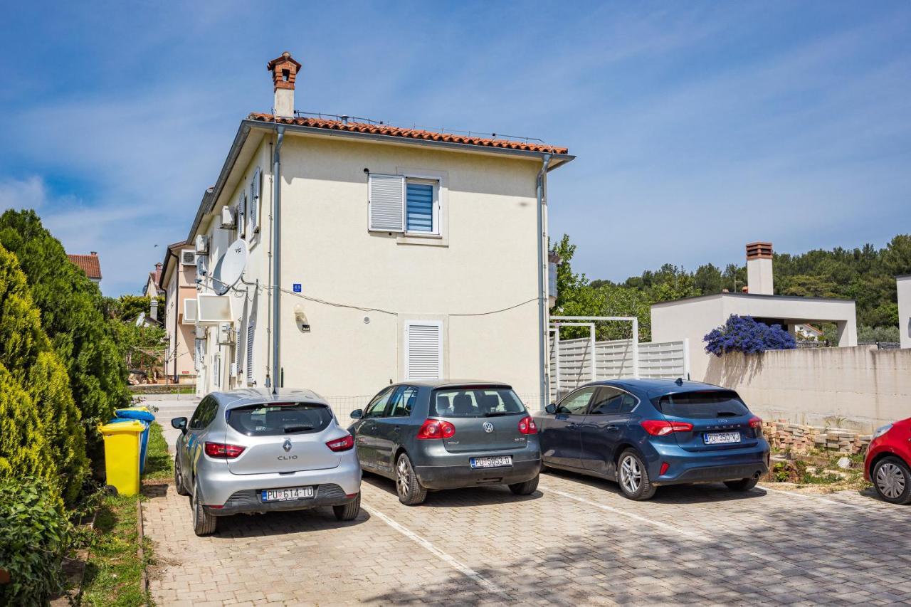 Studio Apartman Marly Pula Exterior foto