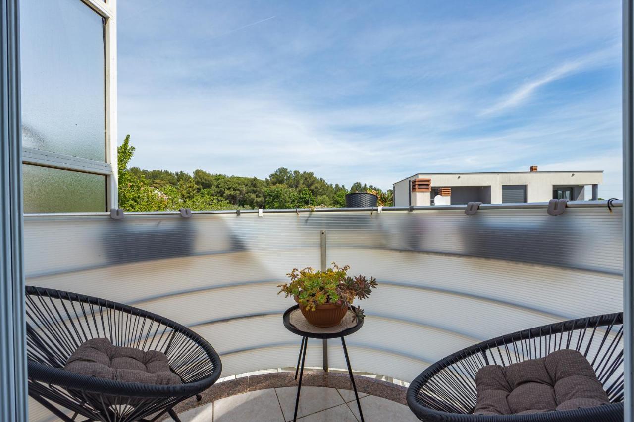 Studio Apartman Marly Pula Exterior foto